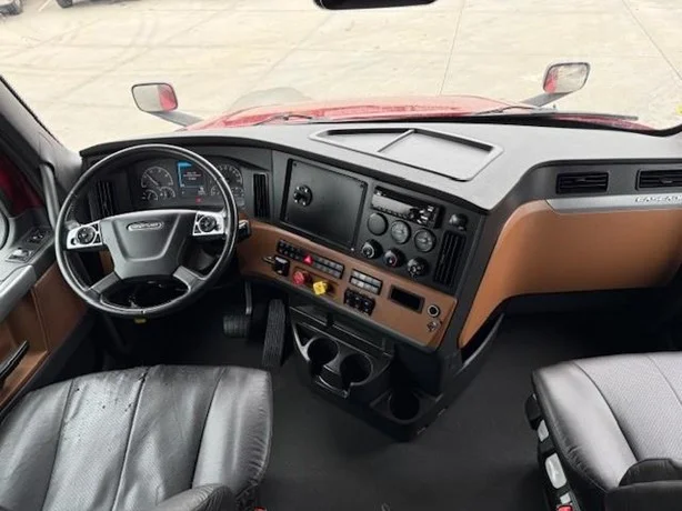 2022 Freightliner Cascadia - image 13