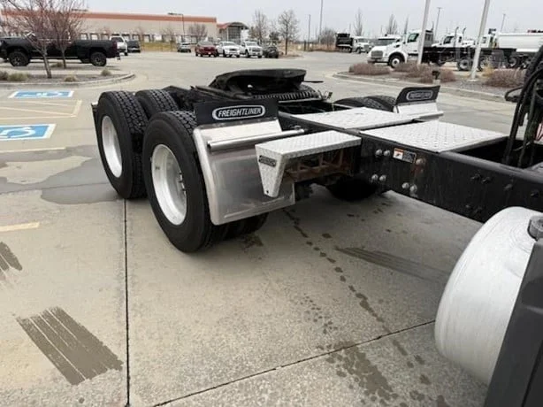 2022 Freightliner Cascadia - image 4