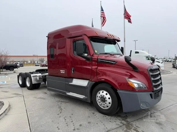2022 Freightliner Cascadia - image 3