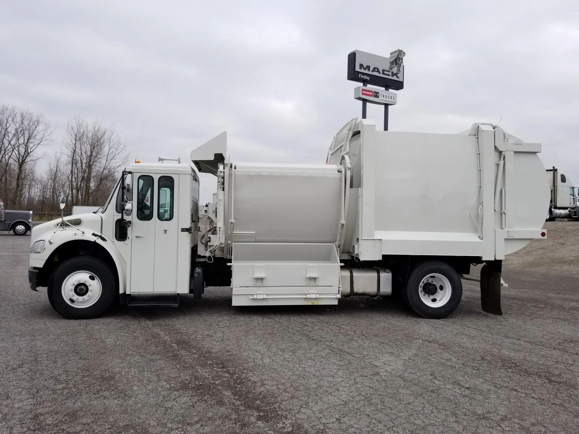 2011 Freightliner M2 106 in Canton, OH — photo 6