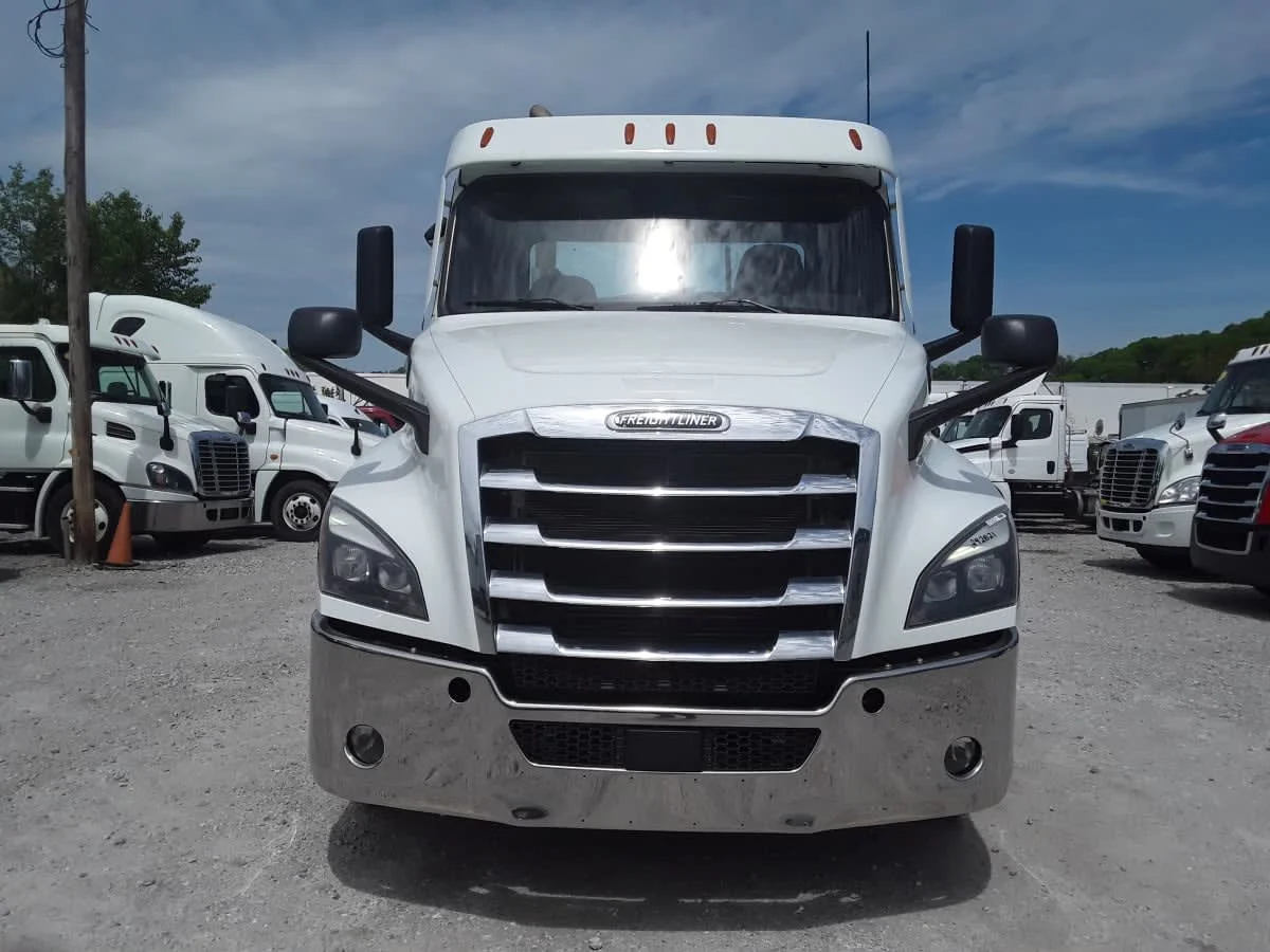 2021 Freightliner Cascadia - image 2