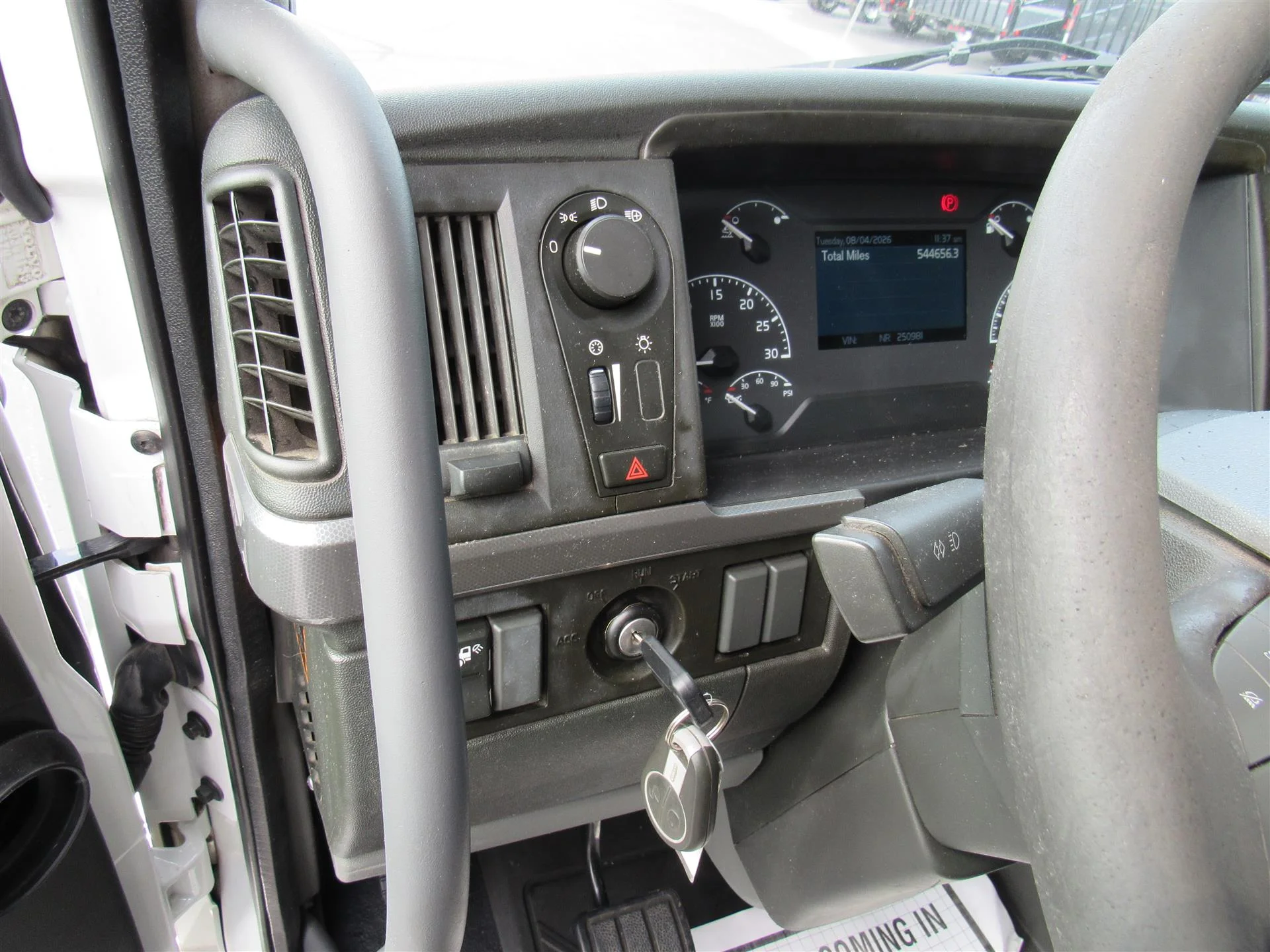 2020 Volvo VNL 860 in Kansas City, MO — photo 12