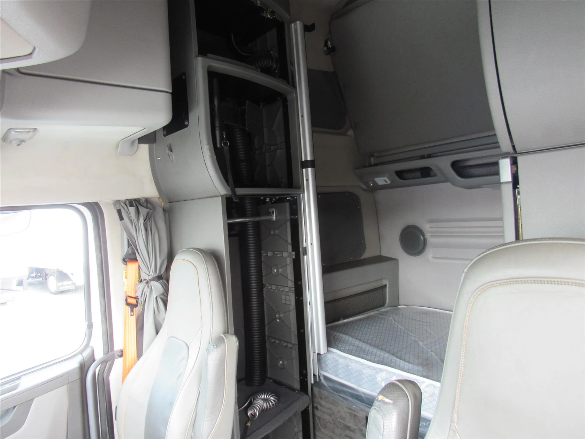 2020 Volvo VNL 860 in Kansas City, MO — photo 16