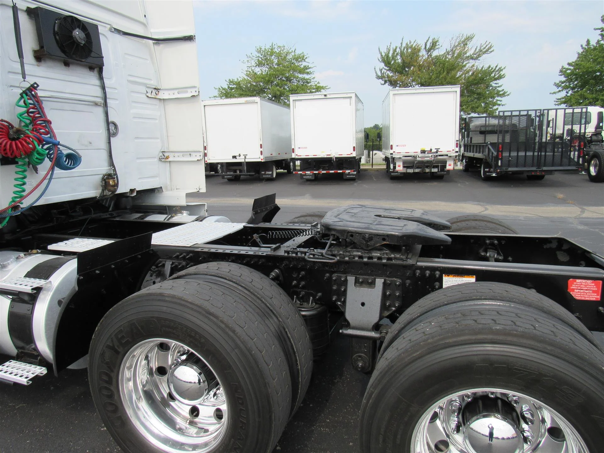 2020 Volvo VNL 860 in Kansas City, MO — photo 3