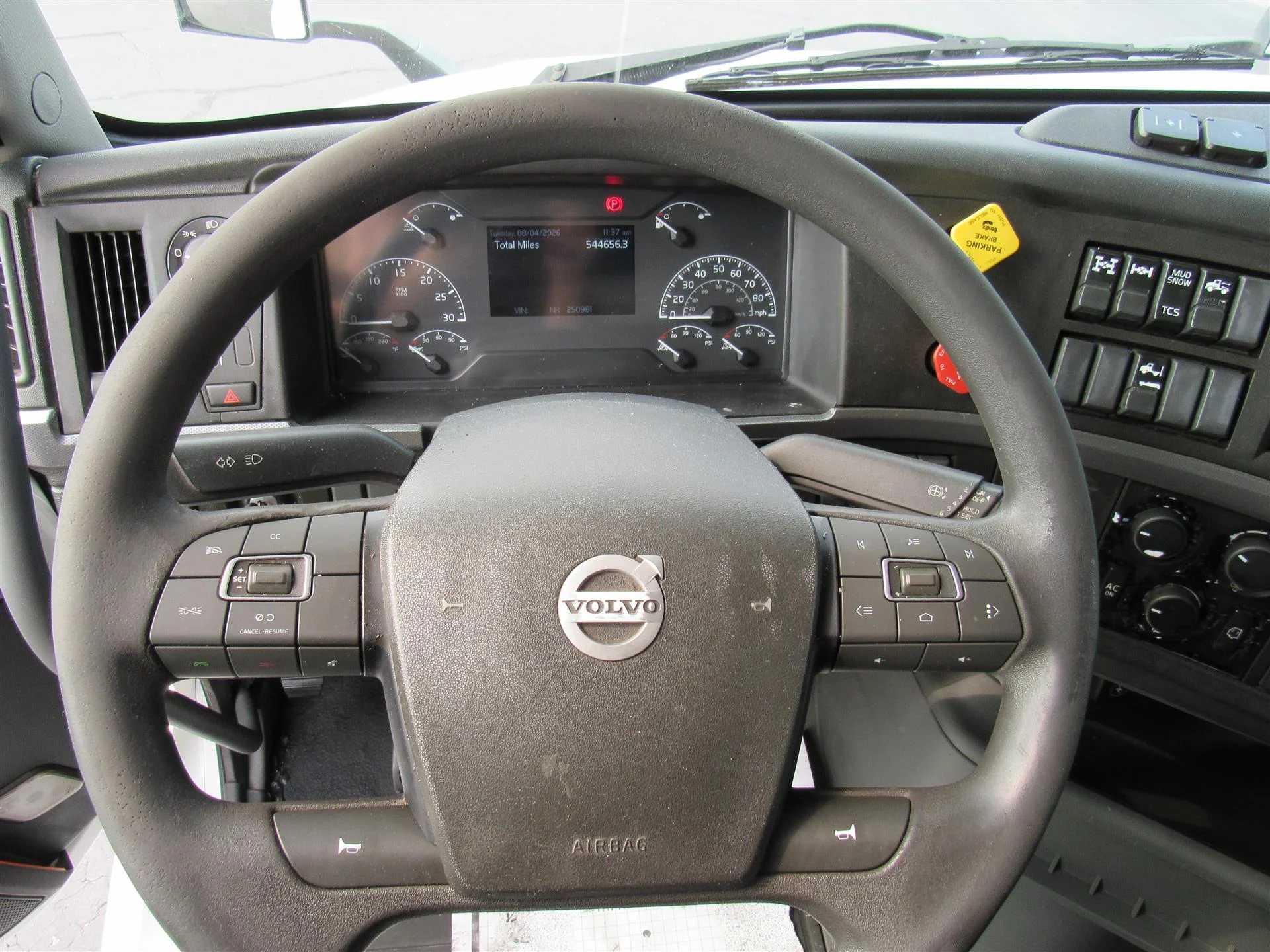 2020 Volvo VNL 860 in Kansas City, MO — photo 13