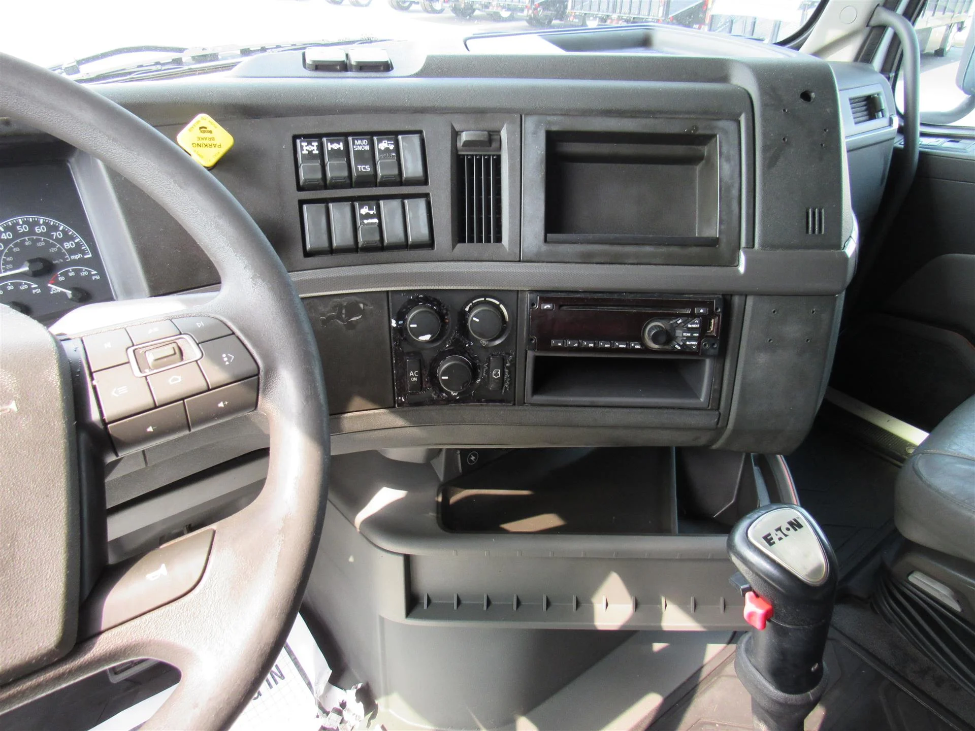 2020 Volvo VNL 860 in Kansas City, MO — photo 14