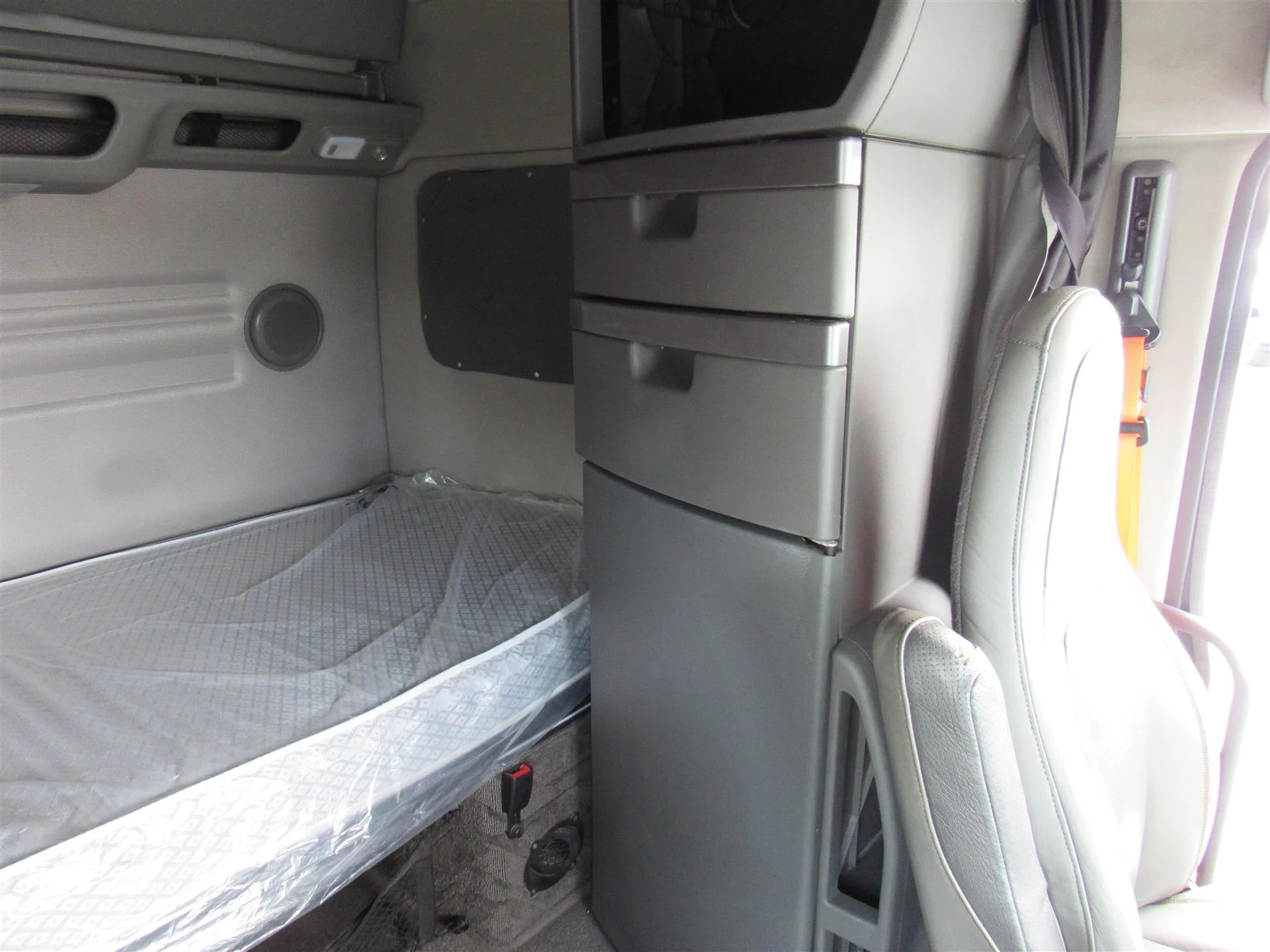 2020 Volvo VNL 860 in Kansas City, MO — photo 19