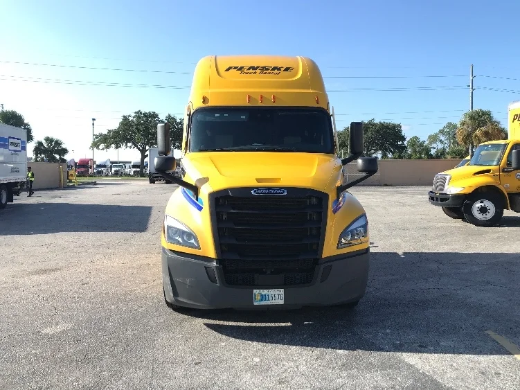 2022 Freightliner Cascadia - image 2