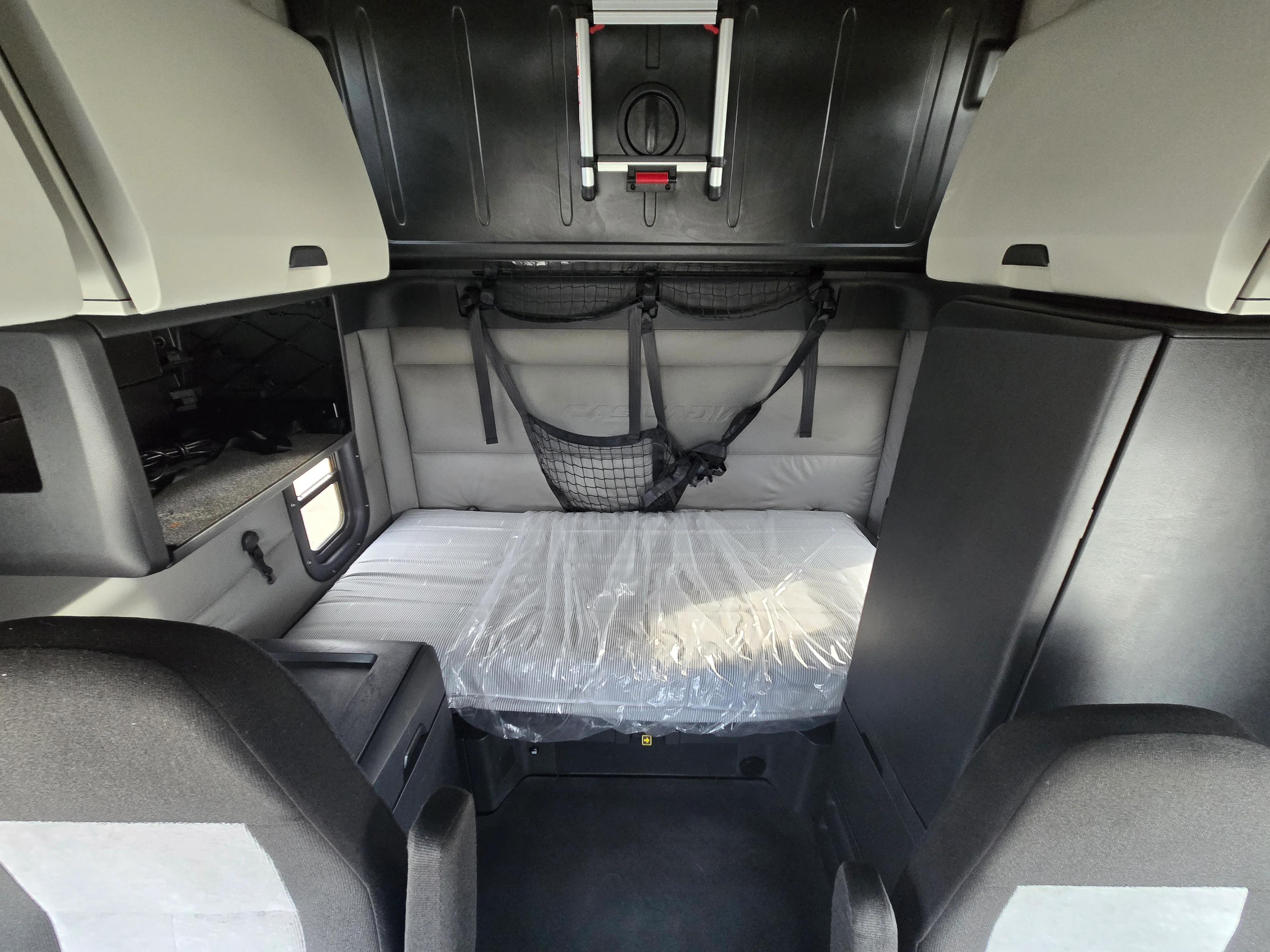 2022 Freightliner Cascadia in Fresno, CA — photo 12