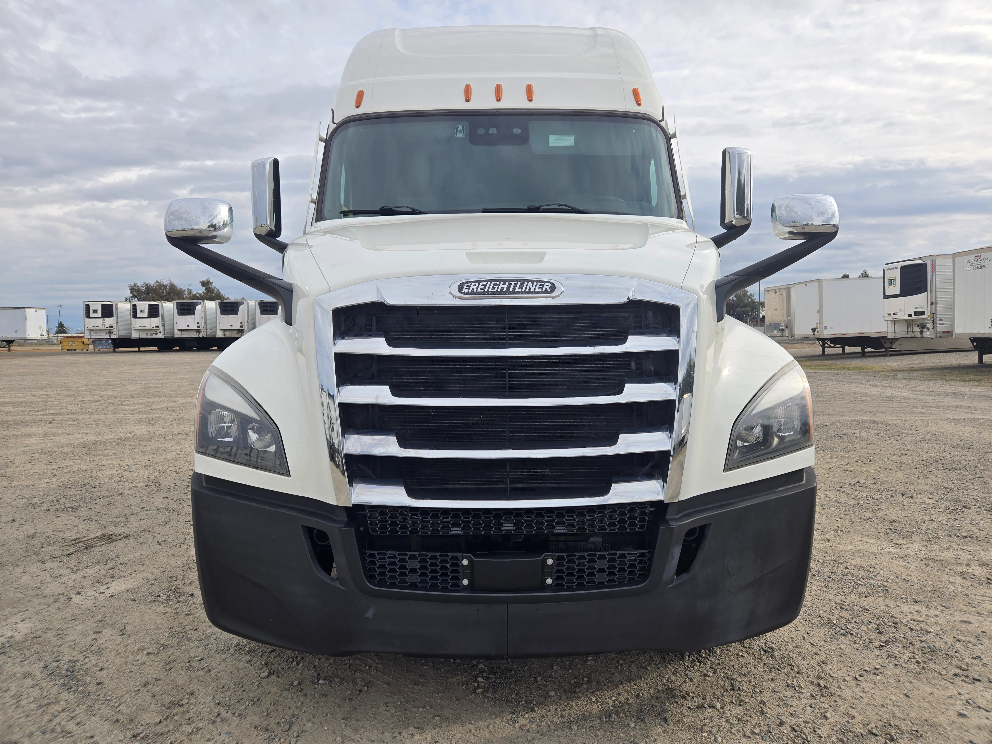 2022 Freightliner Cascadia in Fresno, CA — photo 2