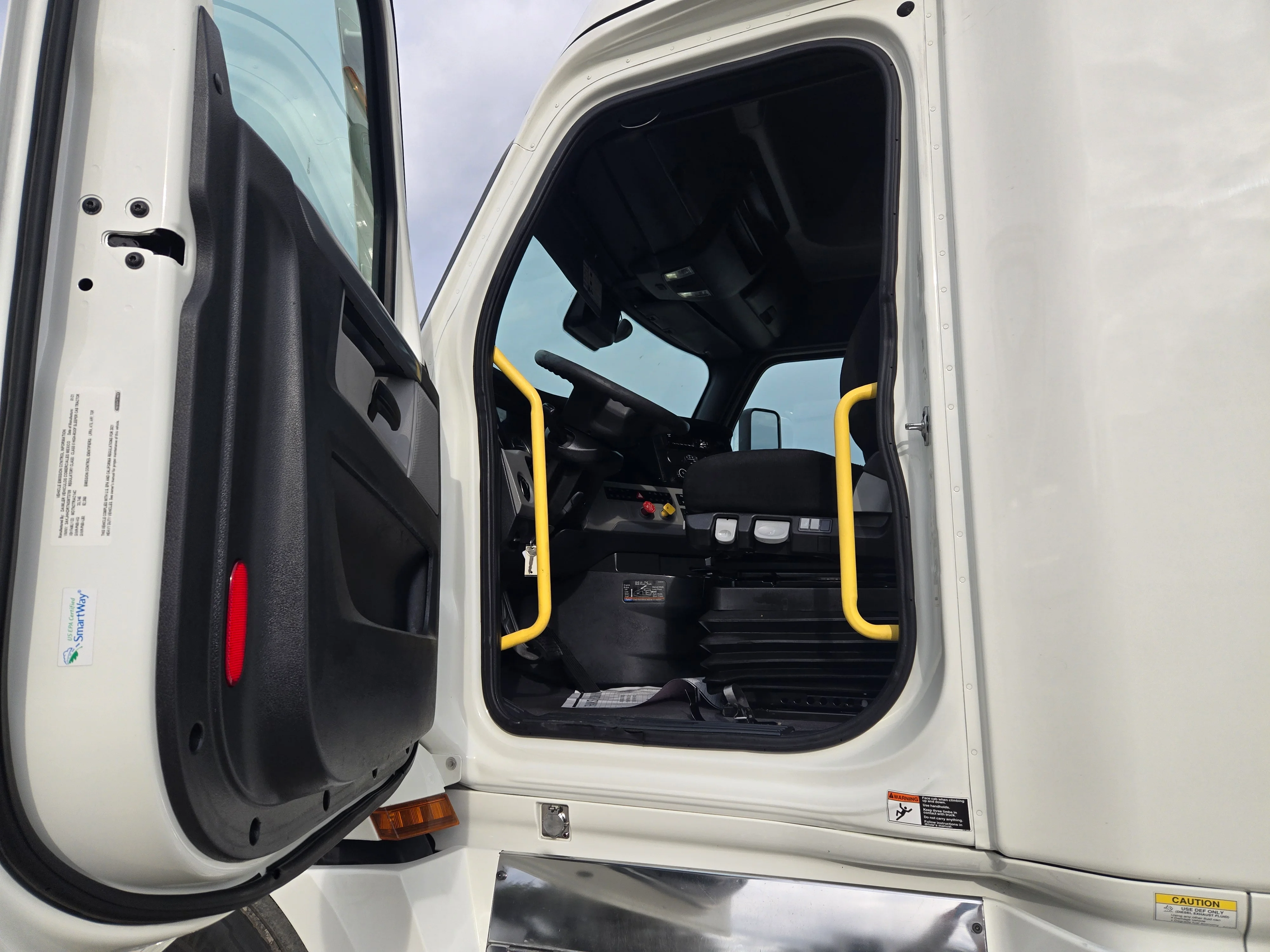 2022 Freightliner Cascadia in Fresno, CA — photo 9