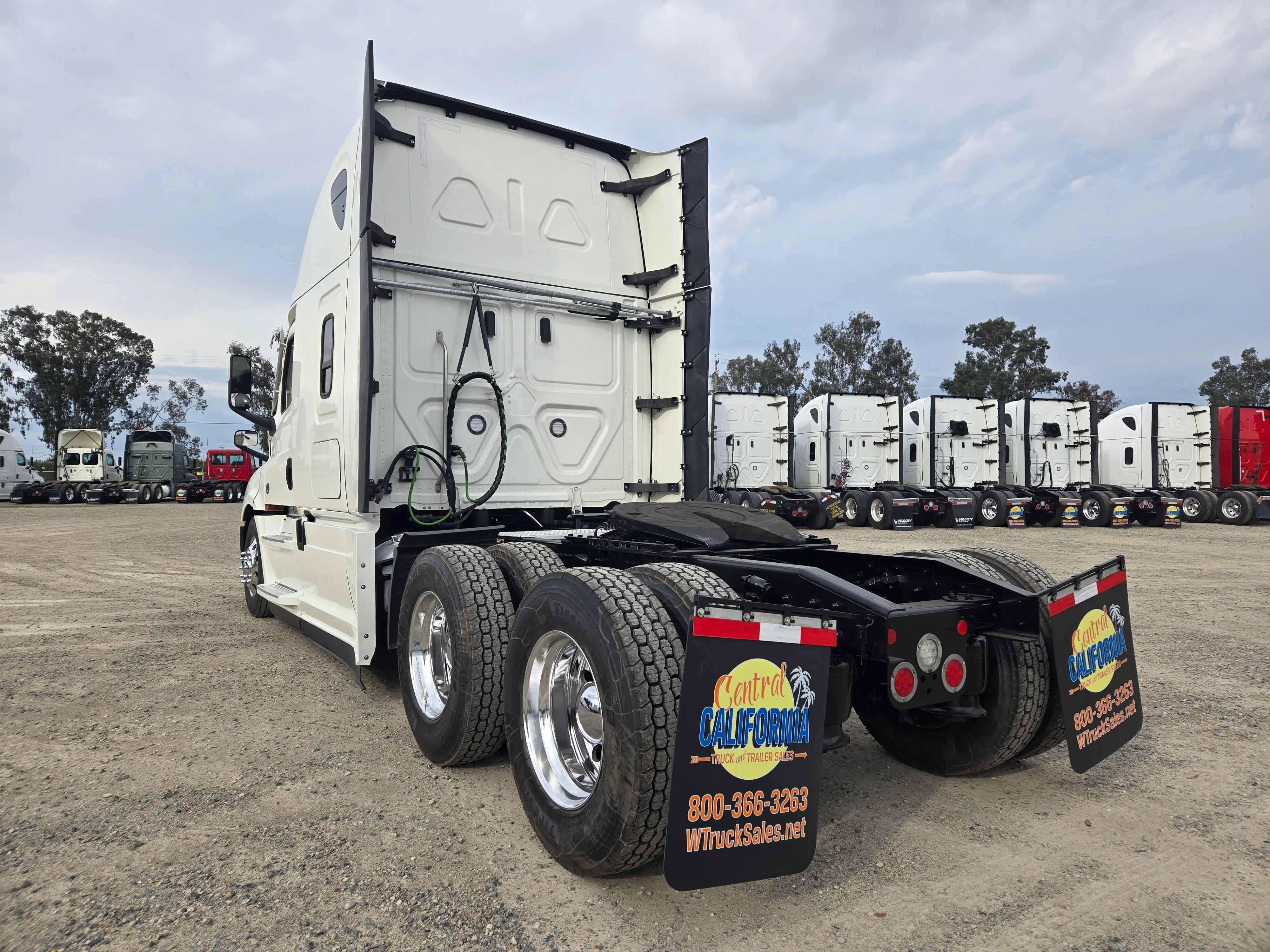 2022 Freightliner Cascadia in Fresno, CA — photo 7