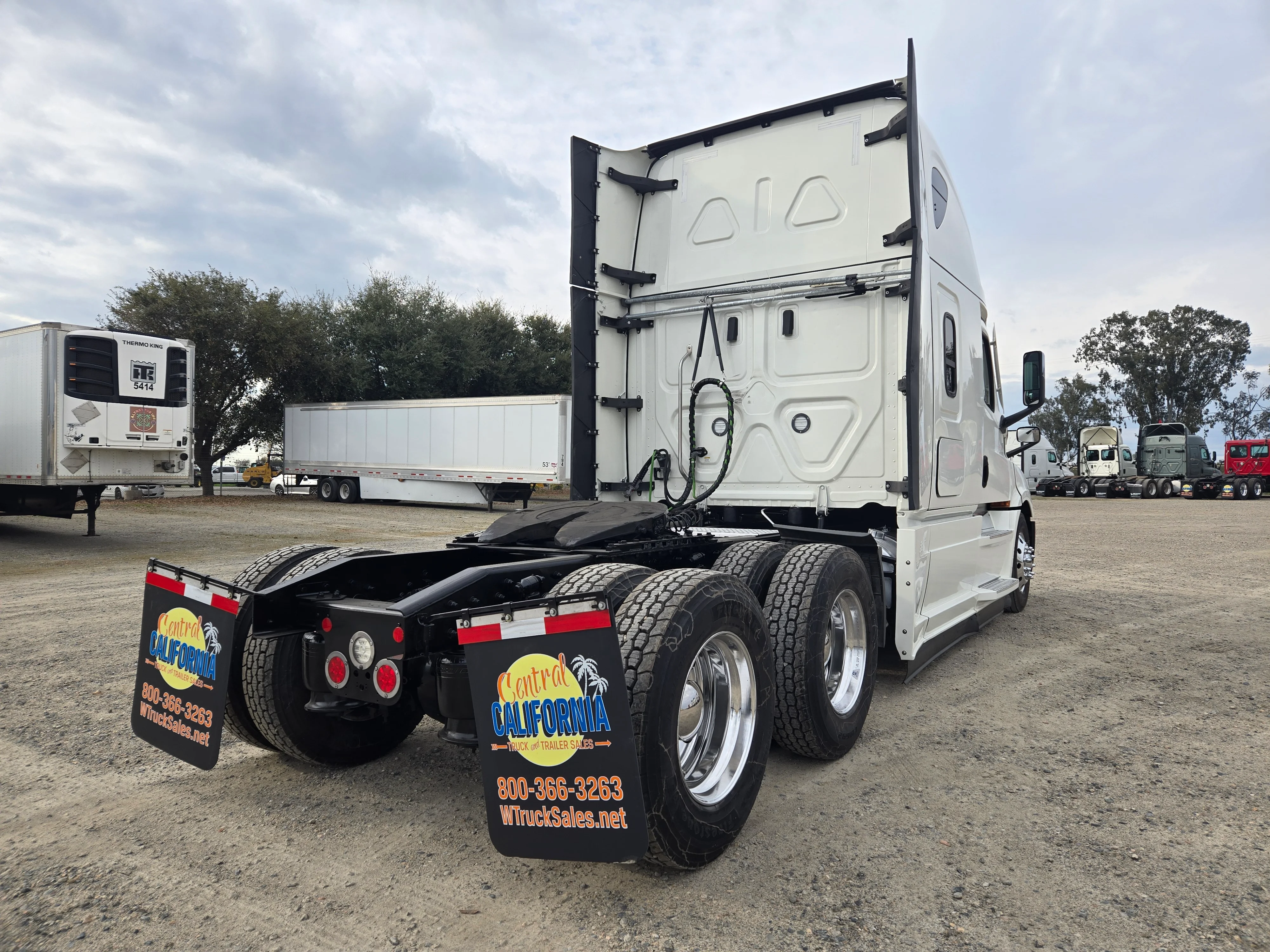 2022 Freightliner Cascadia in Fresno, CA — photo 5