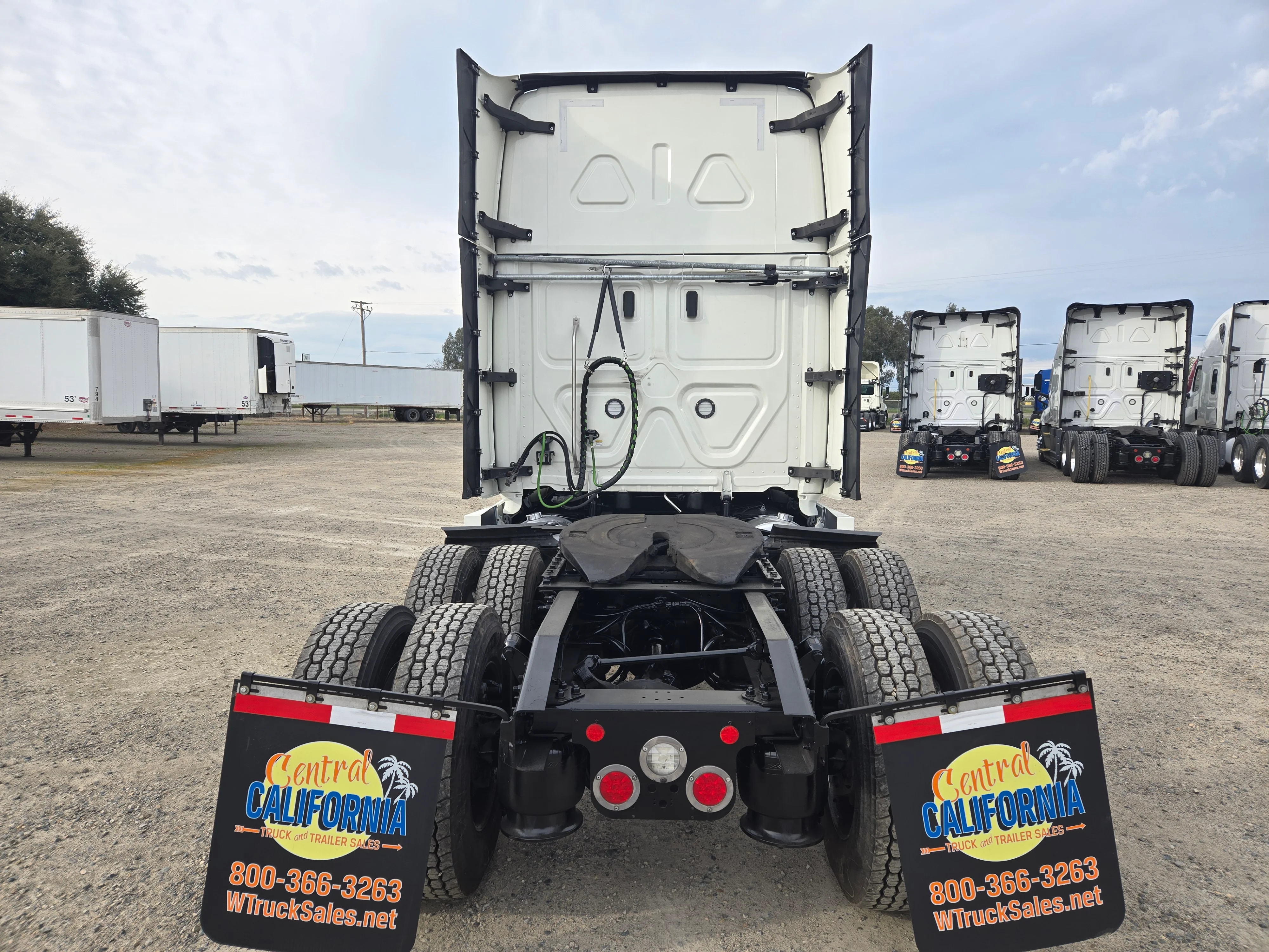 2022 Freightliner Cascadia in Fresno, CA — photo 6