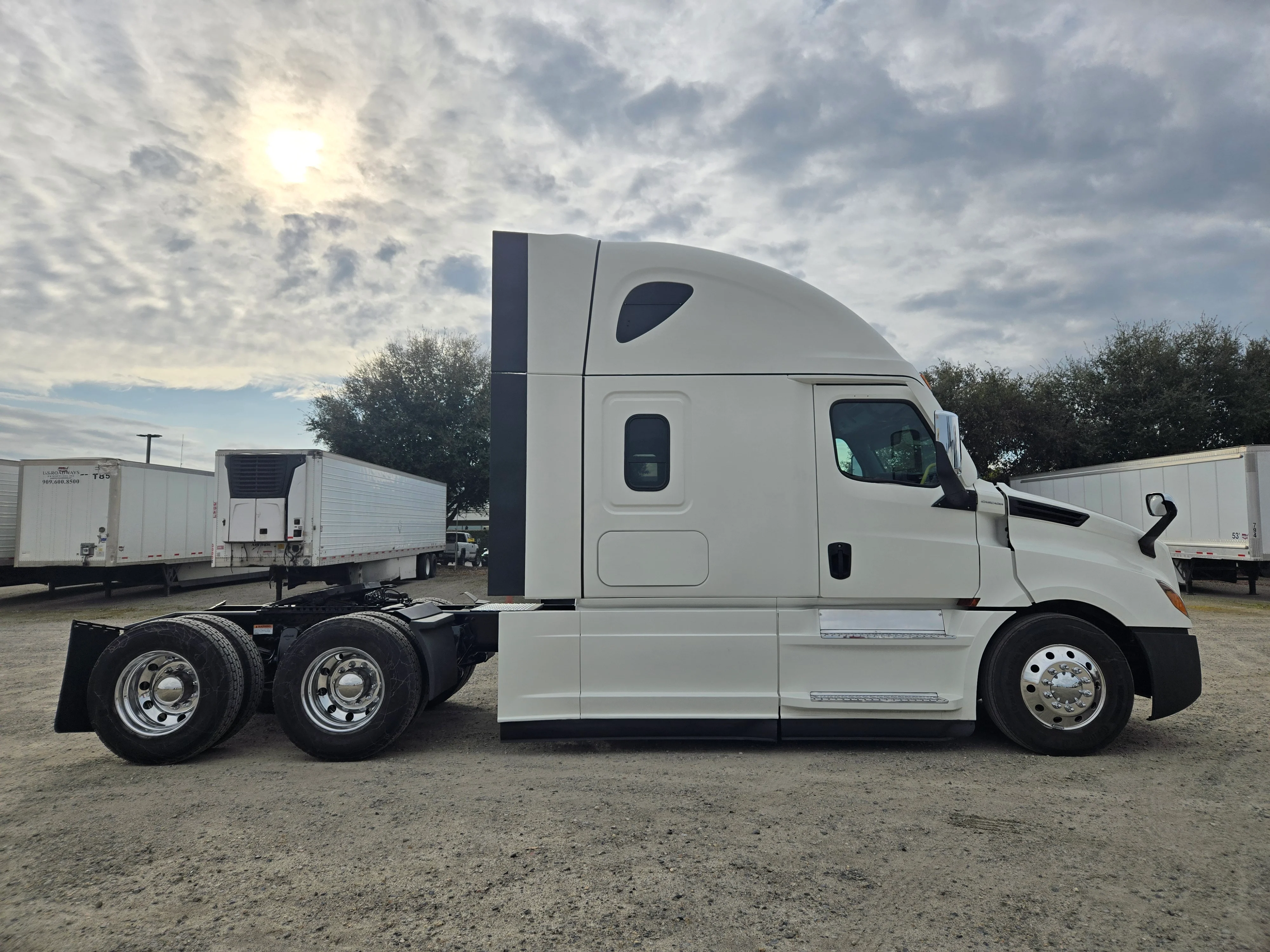 2022 Freightliner Cascadia in Fresno, CA — photo 4