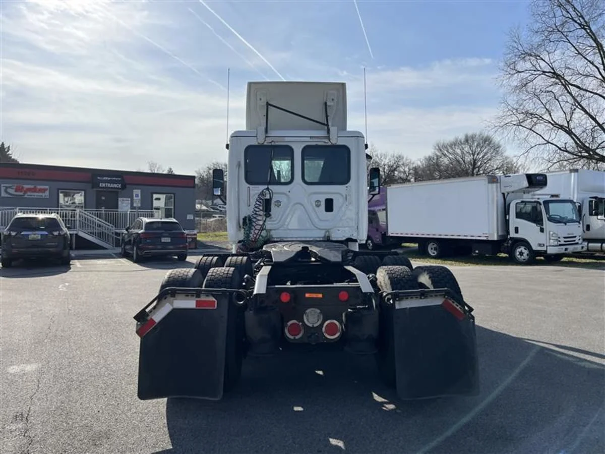 2016 Freightliner Cascadia - image 5
