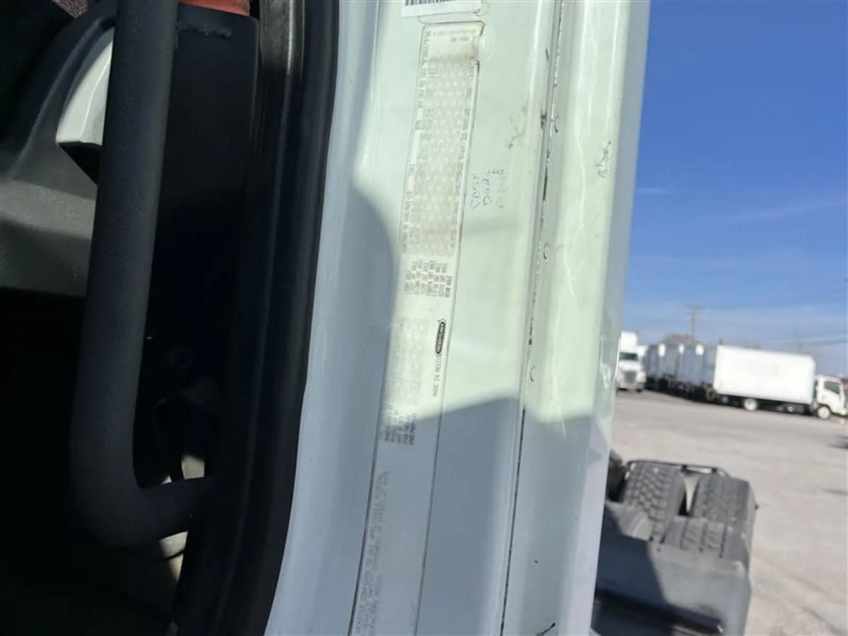 2016 Freightliner Cascadia - image 10