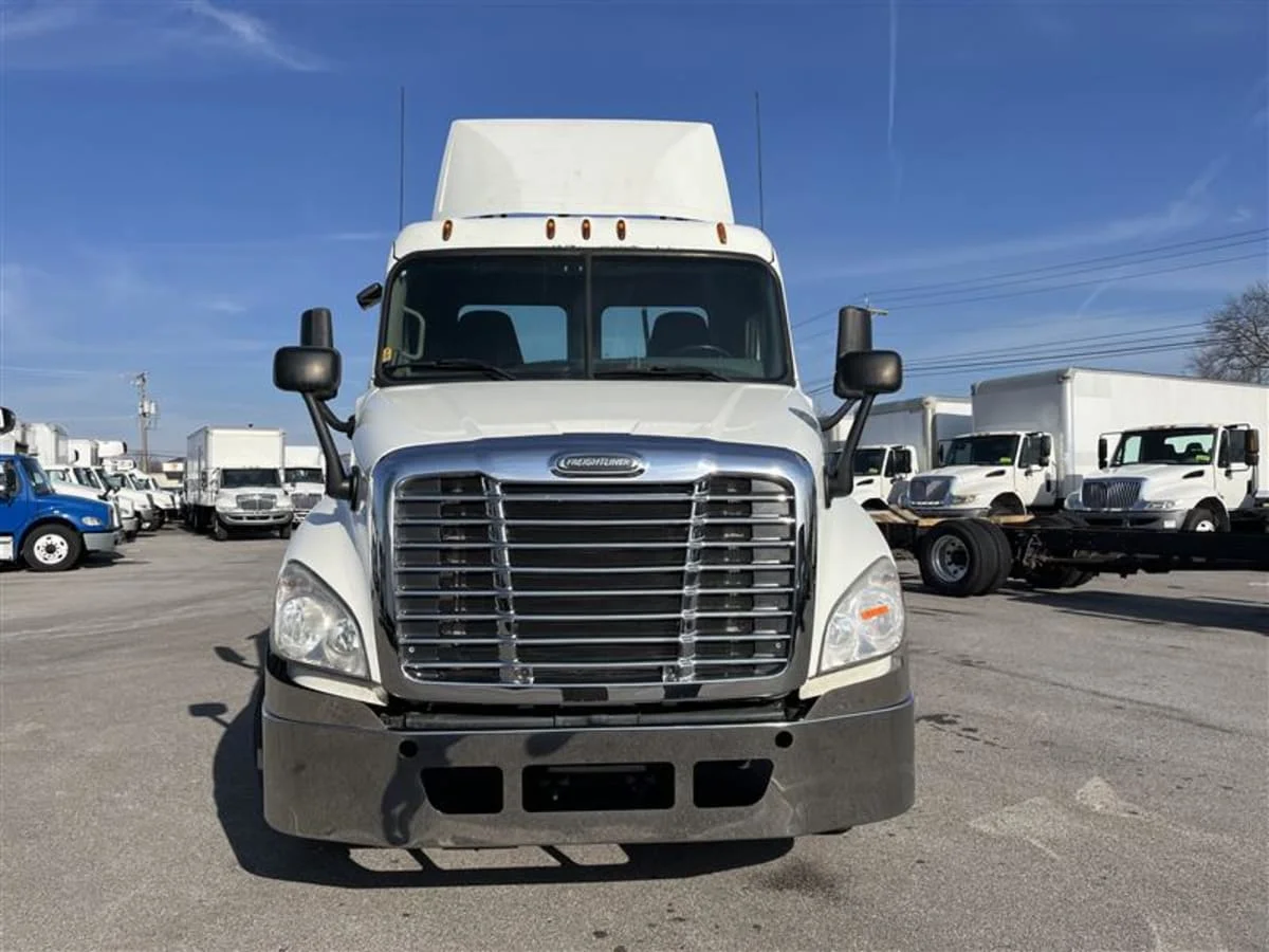 2016 Freightliner Cascadia - image 2