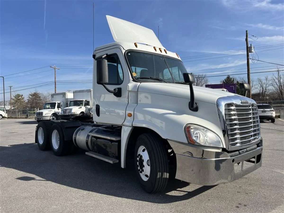 2016 Freightliner Cascadia - image 3
