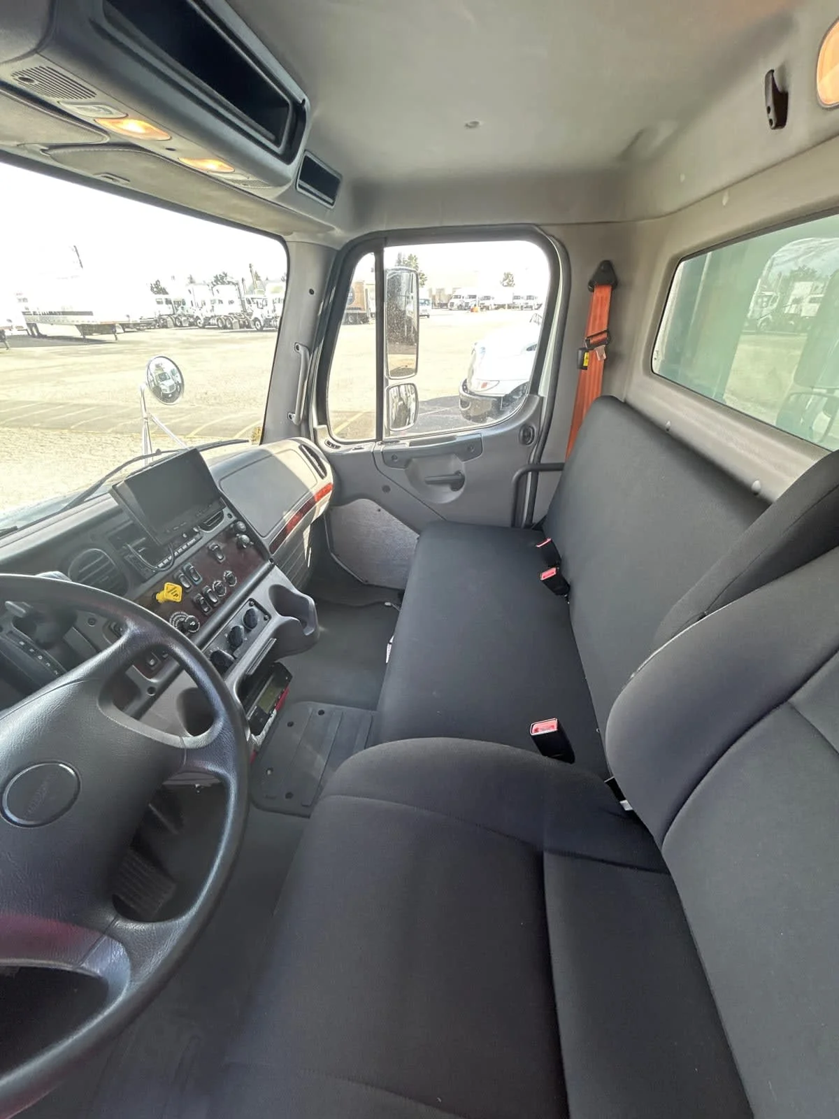 2019 Freightliner M2 106 in Pomona, CA — photo 8
