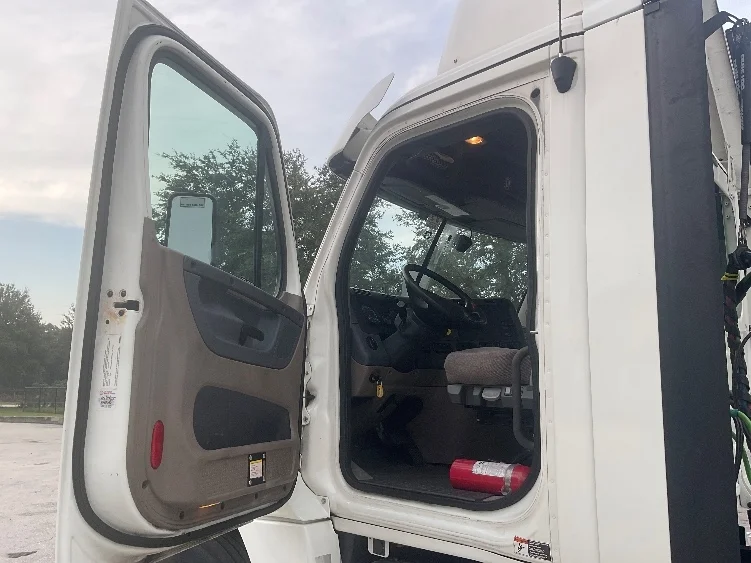 2020 Freightliner Cascadia in Tampa, FL — photo 9