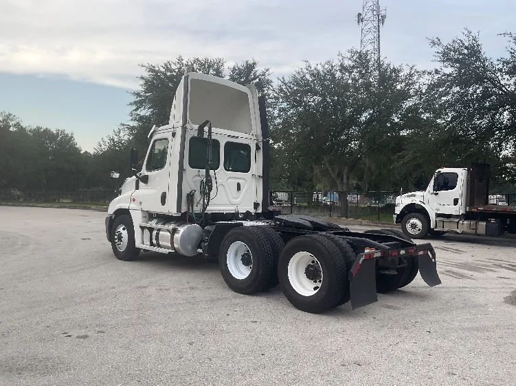 2020 Freightliner Cascadia in Tampa, FL — photo 5