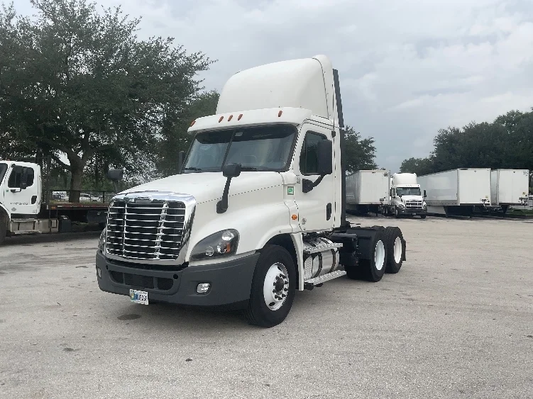 2020 Freightliner Cascadia in Tampa, FL — photo 3