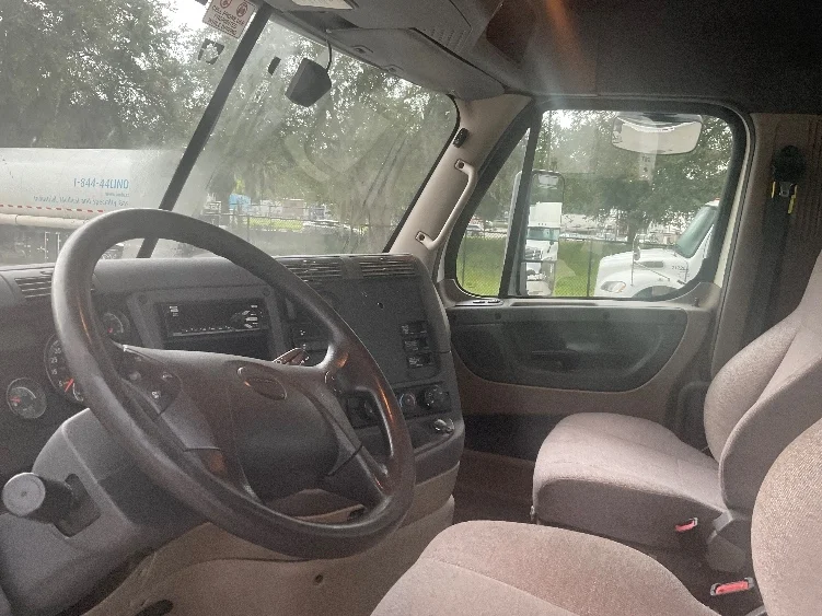 2020 Freightliner Cascadia in Tampa, FL — photo 10