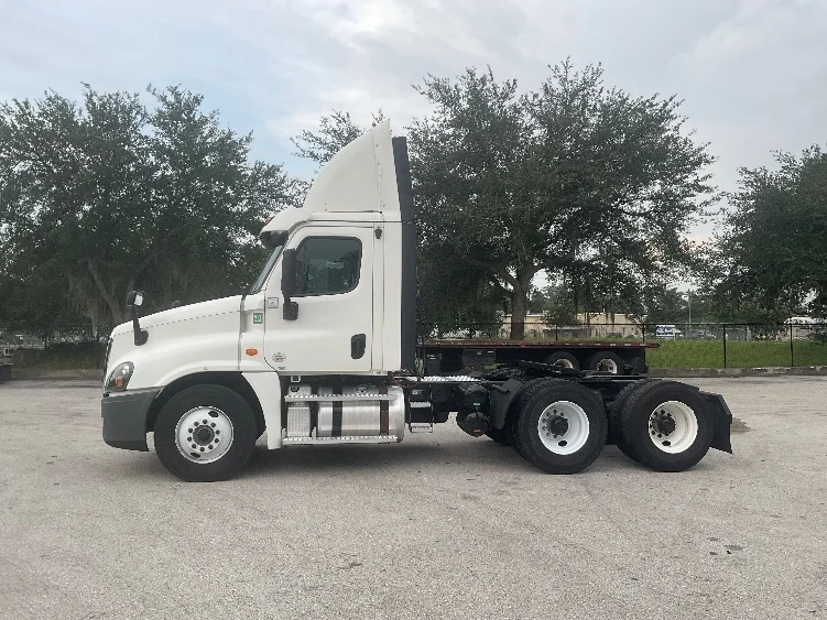 2020 Freightliner Cascadia in Tampa, FL — photo 4