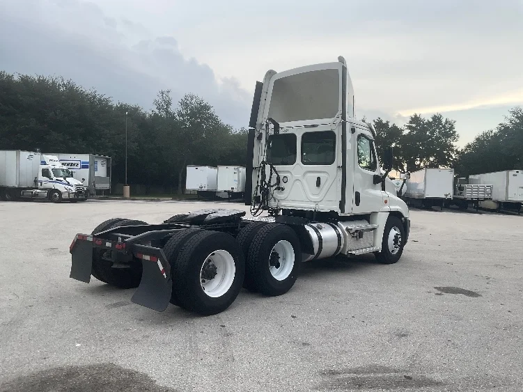 2020 Freightliner Cascadia in Tampa, FL — photo 7