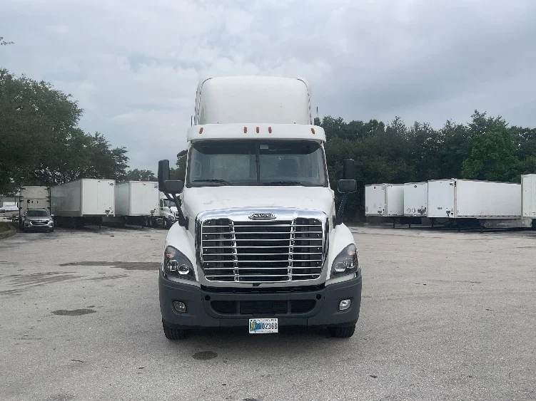 2020 Freightliner Cascadia in Tampa, FL — photo 2