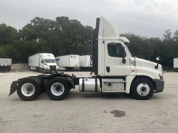 2020 Freightliner Cascadia in Tampa, FL — photo 8