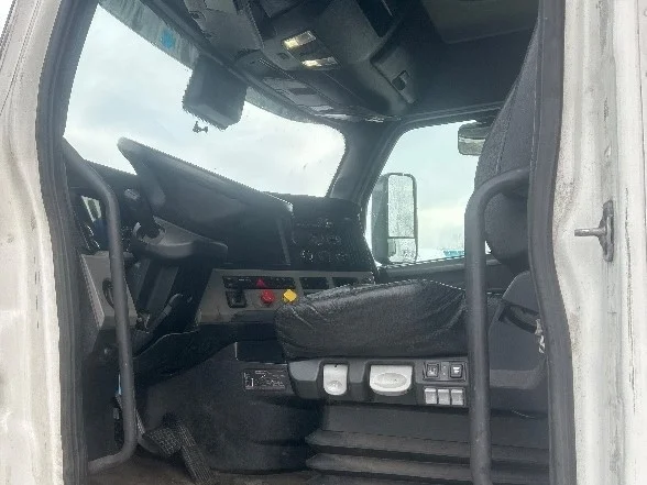 2020 Freightliner Cascadia - image 9