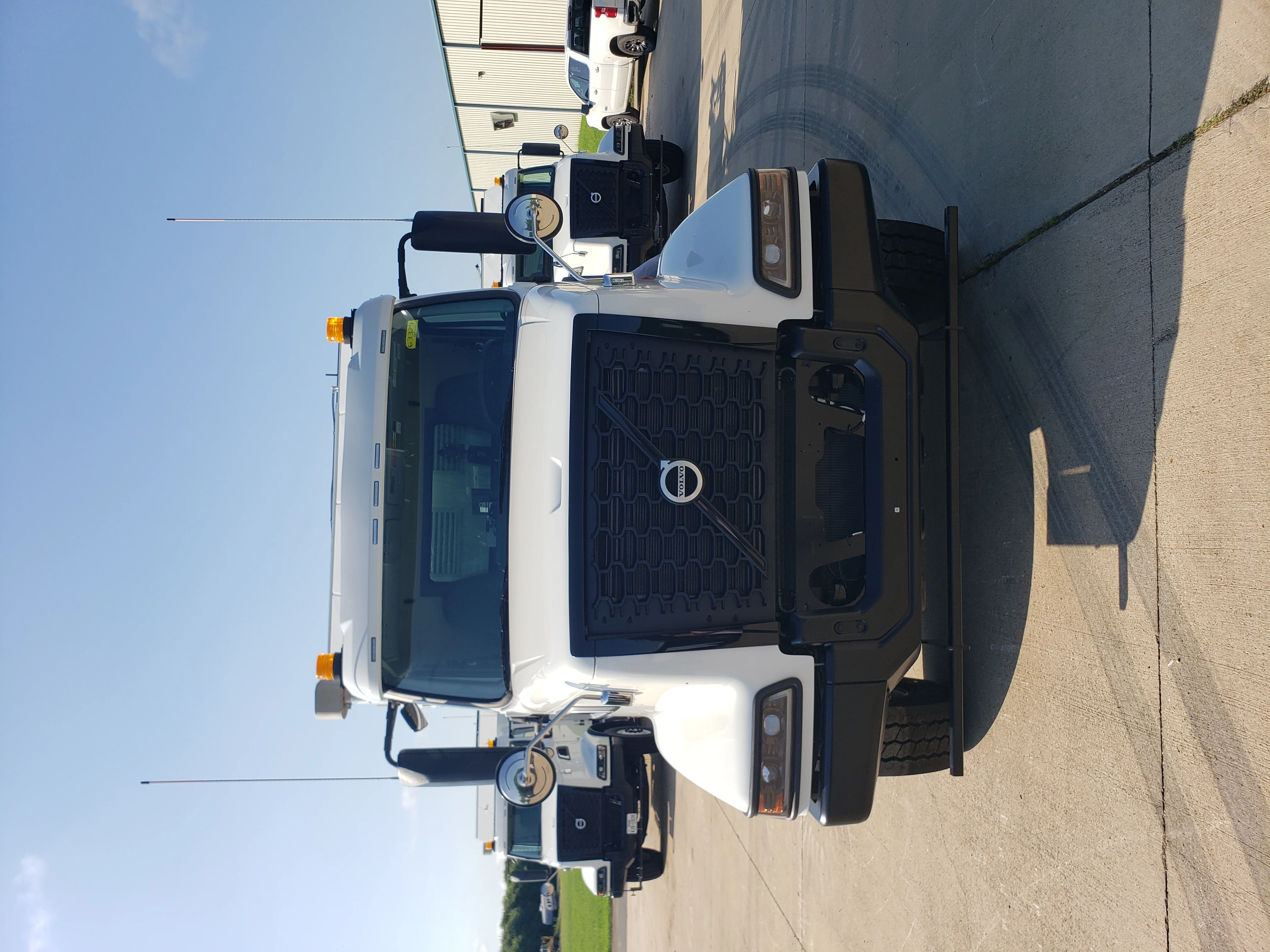 2024 Volvo VHD 300 in Fort Worth, TX — photo 3