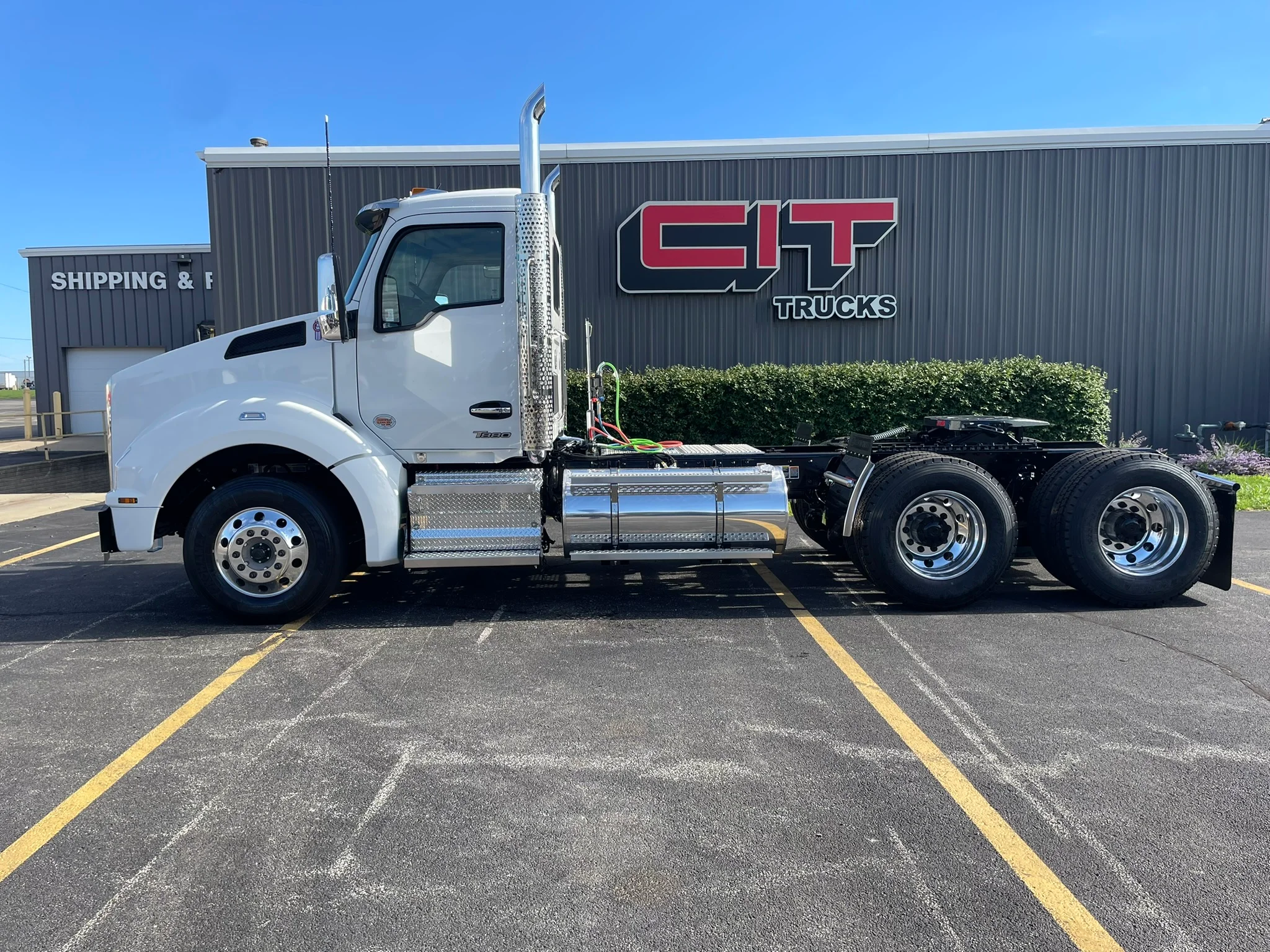 2027 Kenworth T880 in Normal, IL — photo 4