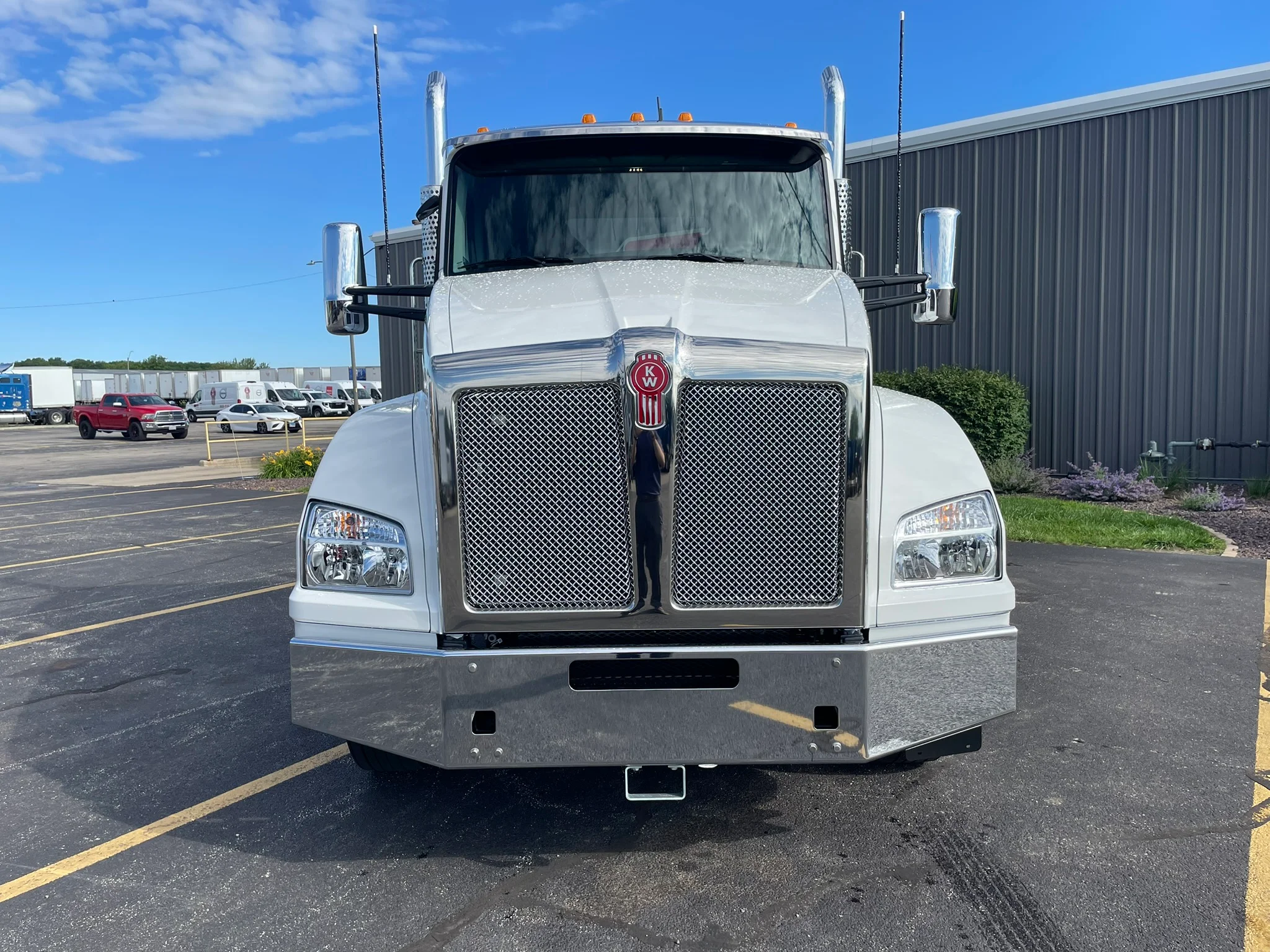 2027 Kenworth T880 in Normal, IL — photo 2