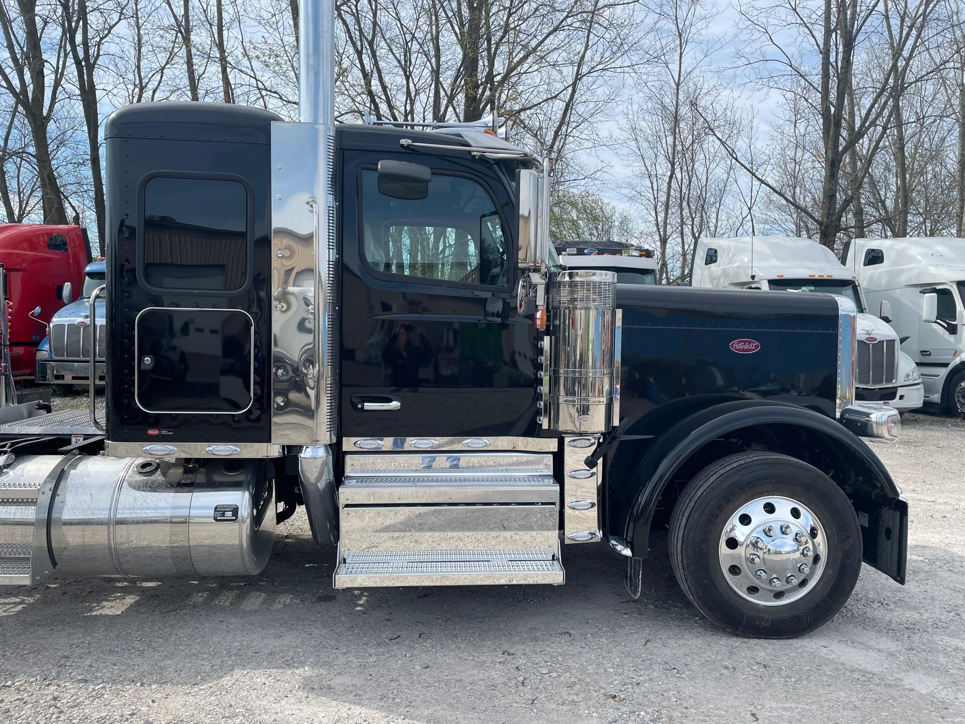 2027 Peterbilt 589 in Etna, OH — photo 2