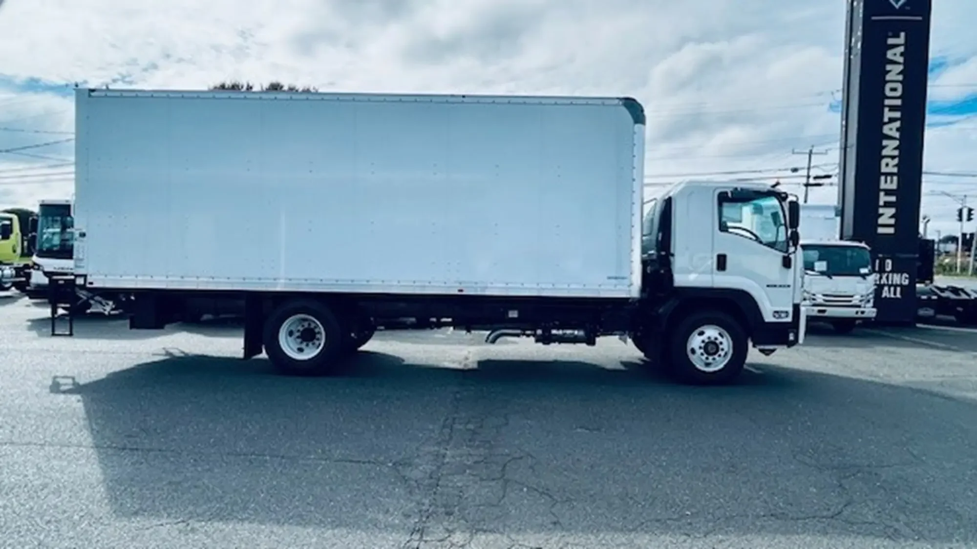 2025 Isuzu FTR - image 2