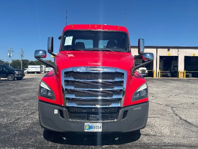 2019 Freightliner Cascadia in Elkhart, IN — photo 2