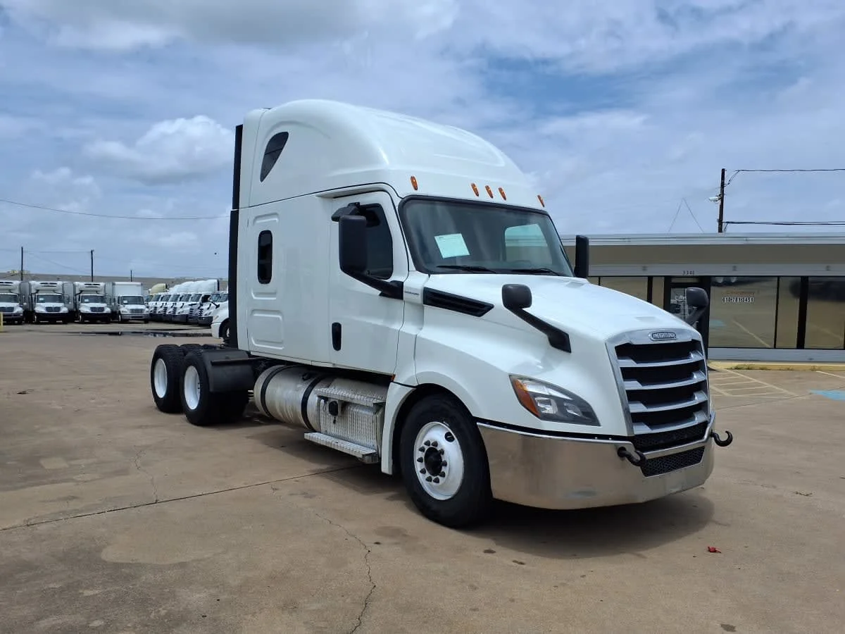 2020 Freightliner Cascadia in Dallas, TX — photo 3