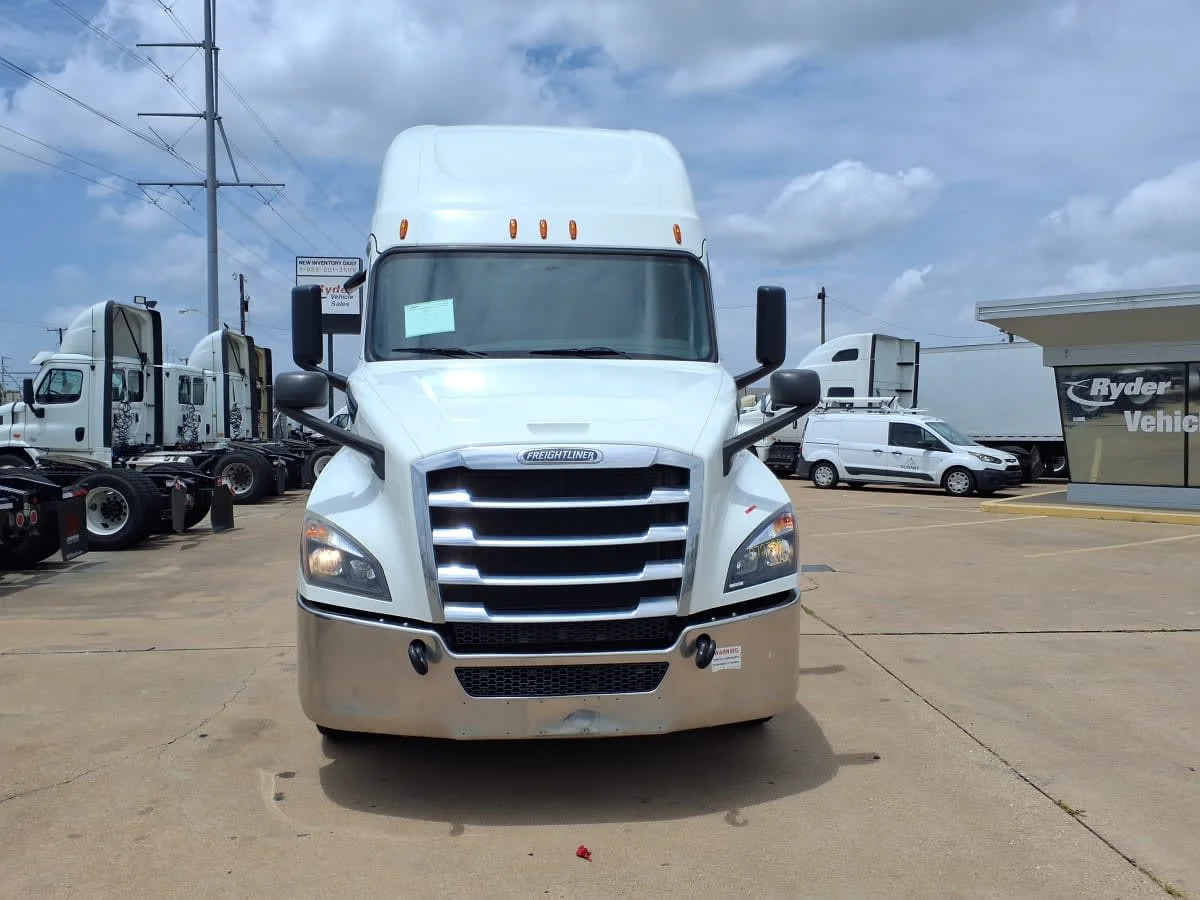 2020 Freightliner Cascadia in Dallas, TX — photo 2