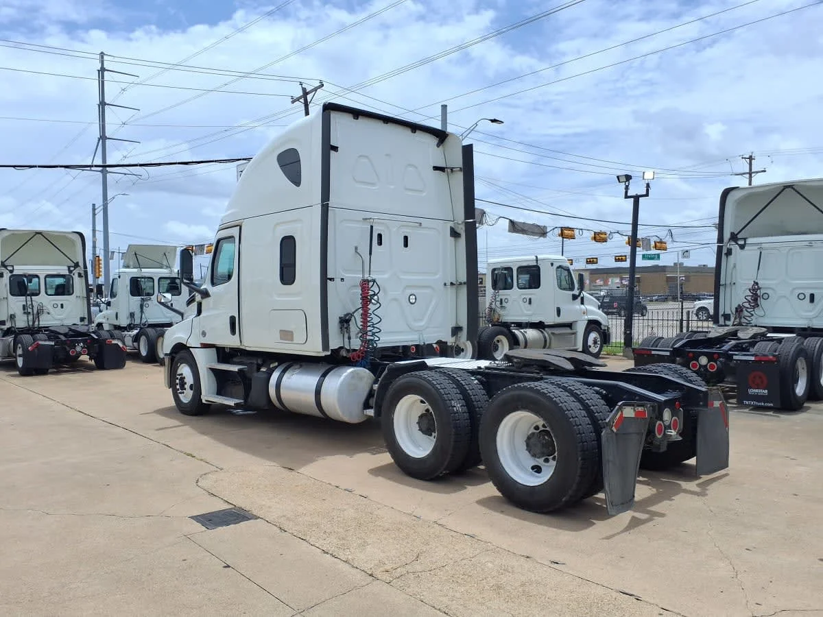 2020 Freightliner Cascadia in Dallas, TX — photo 6