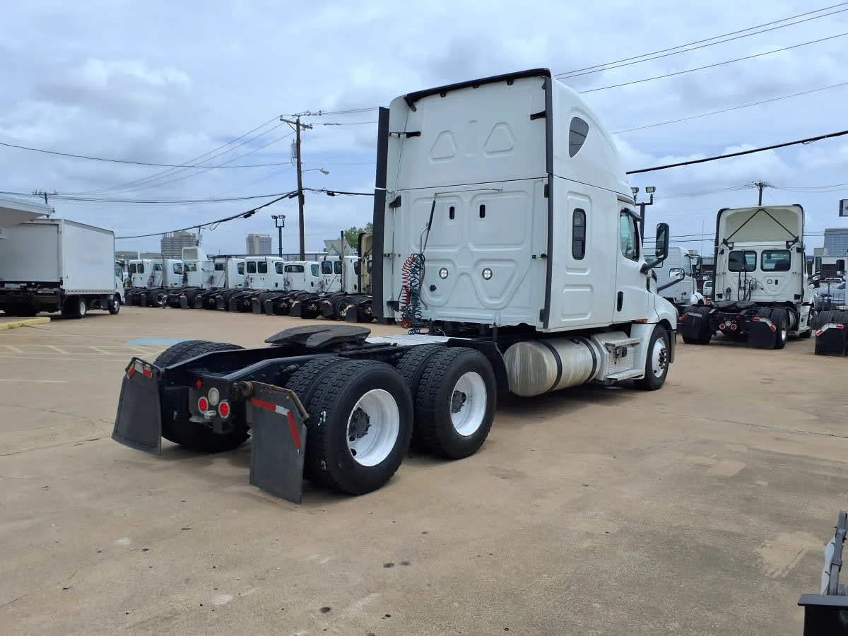 2020 Freightliner Cascadia in Dallas, TX — photo 4