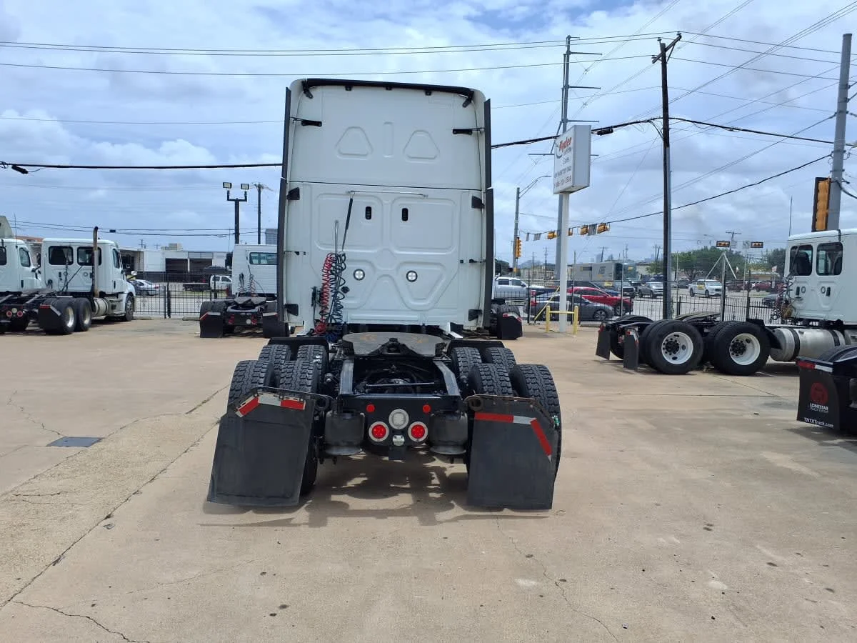2020 Freightliner Cascadia in Dallas, TX — photo 5