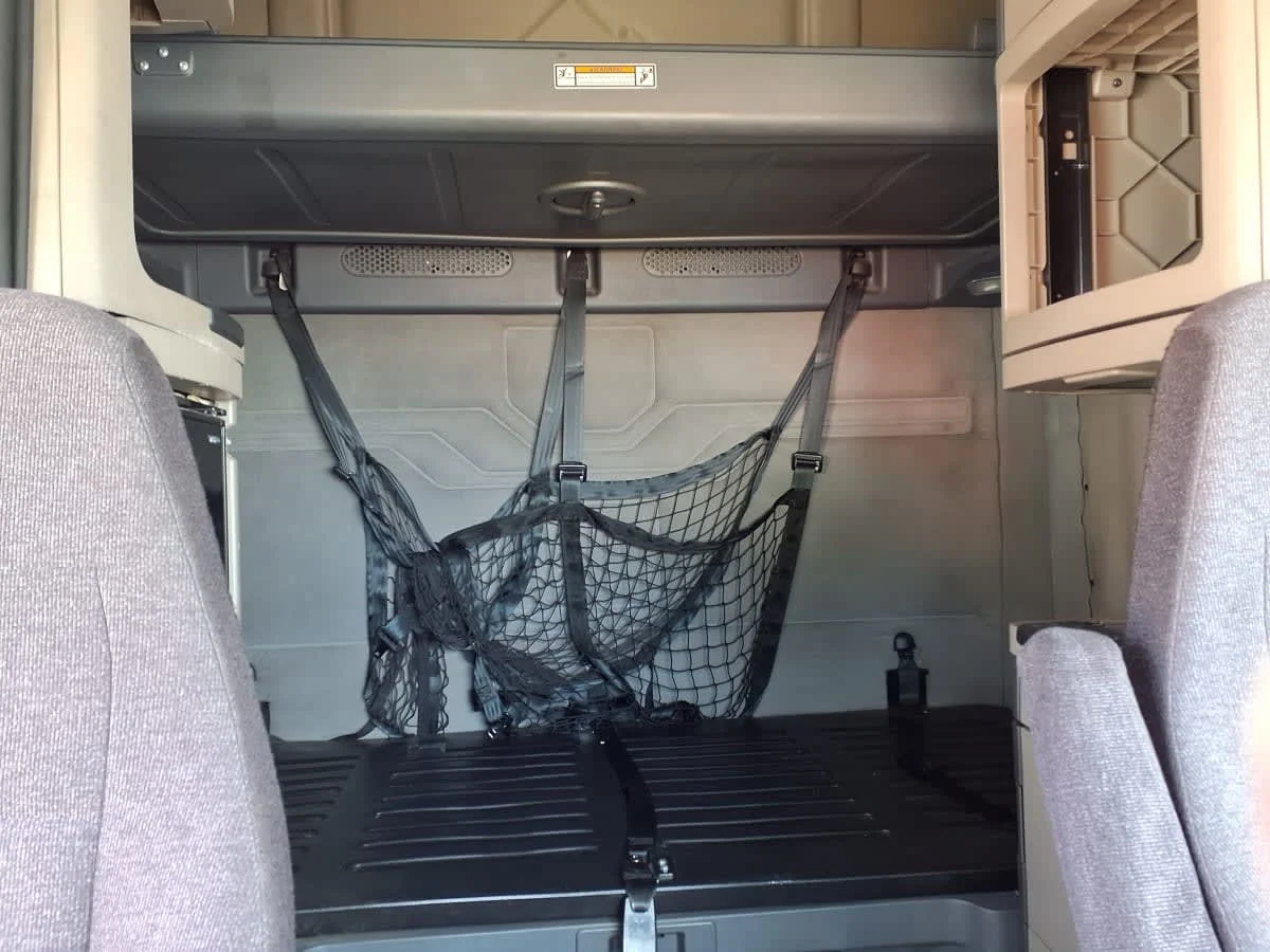 2018 Freightliner Cascadia - image 8