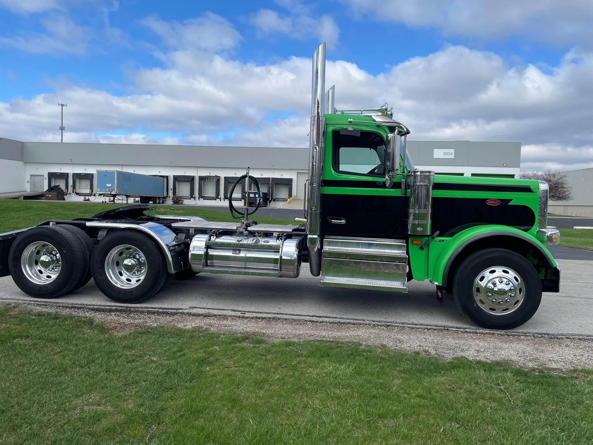 2025 Peterbilt 589 in Columbus, OH — photo 3