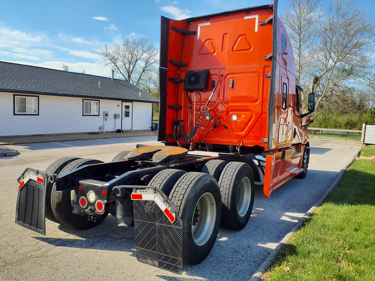 2021 Freightliner Cascadia in O'fallon, MO — photo 4