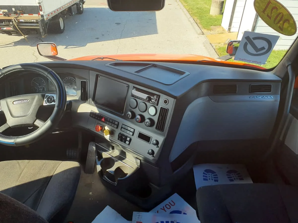 2021 Freightliner Cascadia in O'fallon, MO — photo 11