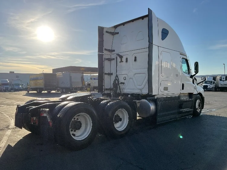 2023 Freightliner Cascadia - image 7