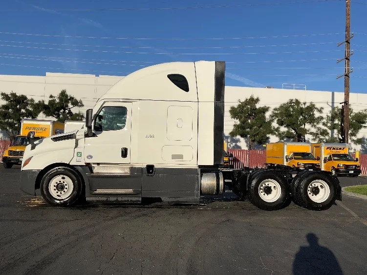 2023 Freightliner Cascadia - image 4